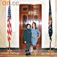 Amelia與女兒Dalia今年初參觀白宮時拍照留念。