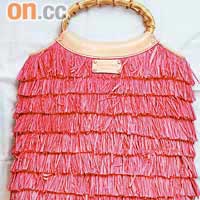 Kate Spade桃紅色流蘇設計藤袋 $2,600（c）