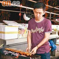 串燒即場用炭燒，不但熱辣辣，而且價錢超平，只是RM$0.6（約HK$1.3）一串，牛雞任揀。