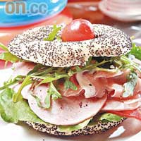 Little l'italy $36<br>Chris稱各款Bagel Sandwich都因應不同地方盛產的食物而命名，意大利多火腿及腸，罌粟籽Bagel夾着的就是Salami和Proscuitto等餡料。