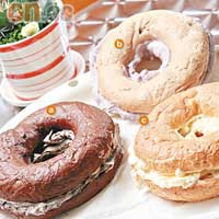 a. 朱古力Cream Cheese × 朱古力Bagel<br>b. 藍莓Cream Cheese× 提子及肉桂Bagel<br>c. 菠蘿Cream Cheese ×番茄Bagel 各$17<br>Bagel最簡單食法，Chris建議甜味麵包可配襯甜味Cream Cheese食用。