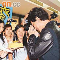 在場fans為小齊高唱生日歌及送上蛋糕。