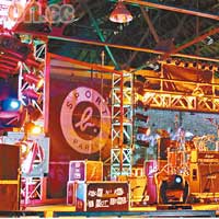 舞台加入大量充滿品牌的色彩設計，包括品牌Logo同代表今次演唱會的閃電標記等。