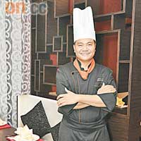 開放式廚房是新南軒特色之一，熱情的大廚也是來自香港。