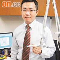 陳東飛引入激光機，為病人做激光割包皮手術。
