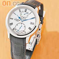 Senator Chronometer 6時及12時位置分別設有小秒針及動力儲存顯示，而動力儲存小錶圈內更設有日夜顯示，白色代表日間，而黑色代表晚間。白金款式 $231,000 