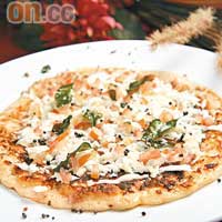 Paneer Pizza南印度薄餅 $52：跟意式薄餅有點似，餅底用平底鑊煎成，鋪上車打芝士及自製茅屋芝士，半溶的芝士黏附在青、紅椒絲上，味道簡單天然。