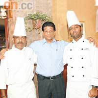 大廚Ravi（左一）及Jay（右一）是父子檔，經理Sunil（中）也是合作多年的好拍檔，夠晒默契。