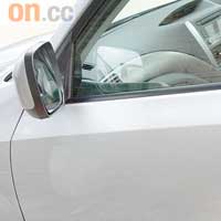側鏡加入電動控制，泊車更方便。