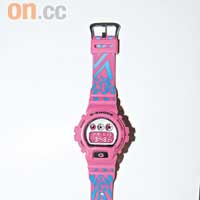 粉紅色錶身加上粉藍色字花形成強烈對比，印花設計暗暗出現phunk字樣，更顯特色。G-Shock DW-6900 × :phunk（非賣品）