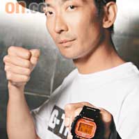 全黑錶帶配上鮮橙色錶面，營造對比感覺，錶帶則印有Sam Lee（李璨琛洋名）、Subcrew字樣和Logo，極具代表性。G-Shock DW-5600 x Subcrew（非賣品）