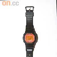 全黑錶帶撞橙色錶面，錶帶以Tone On Tone灰色印上24Herbs字樣，錶底則印有24Herbs 6位成員的花名。