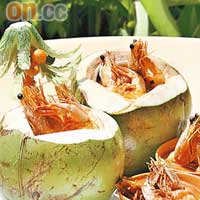 用上整個椰子來放大蝦冬蔭功，吸收了湯汁更是惹味可口，RM$53（HK$117）。