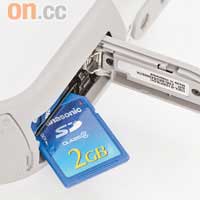 備有SD/SDHC卡插槽，儲存短片及相片全靠記憶卡，如要長時間戶外拍攝的話，就要準備多幾張大容量記憶卡了。