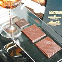 Courvoisier X.O. Fine Champagne配Lindt Excellence 70%; 85%&99% Cocoa Dark $290/Serve<br>X.O.是干邑的最高級數，自然要配上濃香的黑朱古力，三片濃度不一的純朱古力片與干邑交替品嘗，層次不斷變化，挑戰大家對濃烈味道的接受程度。