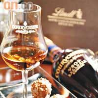 Courvoisier V.S.O.P. Exclusif配Lindt Amaretto Truffle $168/Serve<br>加入杏仁酒的松露朱古力，味道較強烈但口感軟滑，正好配沒X.O.般濃烈卻依然非等閒之輩的V.S.O.P.。