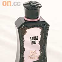 Anna Sui Live Your Dream EDT $535/50ml（b）<br>以水盈的鈴蘭作開首，配上水中花香調及白胡椒，散發出活力的感覺；茉莉花及保加利亞玫瑰的中調，清新提神，帶點大自然氣息的麝香、柚木、雪松木、檀香及零陵香豆，令人像置身郊外