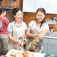 余太（左）與妹妹蔡太，一個熱情開朗，一個溫文儒雅，彼此感情要好，今天更為我們同煮早餐。