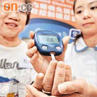 糖尿病患者要經常「篤手指」，了解血糖水平。