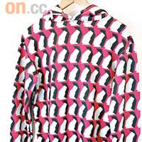花俏的長袖衞衣，其實是由企鵝圖案組成，2,590 Baht（約HK$589）。