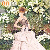 Lace corset曳地長裙，透過用料和手工來重現四、五十年代Haute Couture的黃金時代。