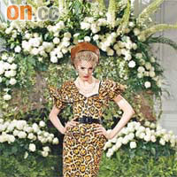 Slim-cut豹紋連身裙，瀰漫五十年代的超女性化貴氣。