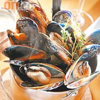 「全桶」青口Live Mussels $248（每桶約有1kg）<br>Kay最愛這道惹味菜式，澳洲青口細粒飽滿，以白酒、蒜頭、洋葱及忌廉等炮製的醬汁燴煮，記得用埋麵包點醬汁，唔好浪費。 