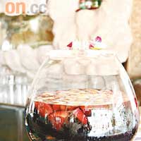 Sangria $65/杯<br>紅酒加入橙皮、水果粒調成的Cocktail，是西班牙人熱情奔放的Icon，果味重易入口。