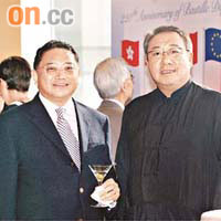 馬清偉（右）與康健熺在酒會上相見歡。