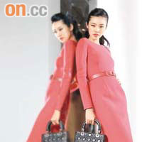 橙紅色belted dress　$17,300<br>Lady Dior手袋　$16,500<br>高跟鞋　$9,000