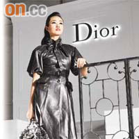 黑色長皮褸　$53,500<br>Dior Charming Lock手袋　$8,900