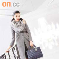 灰色fur-trimmed coat　$48,200<br>Lady Dior手袋　$18,300