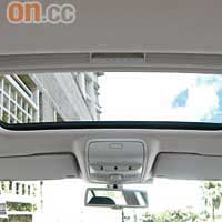 天窗屬新車的標準配置，可為車廂注入大量陽光。