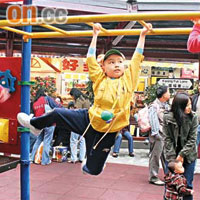 兒童在遊樂場爬高爬低要特別小心，避免跌傷。（資料圖片）