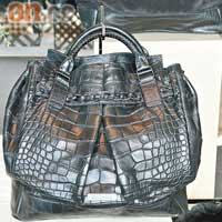 秋冬袋款以大型Tote Bag款為主，有不同質料選擇。黑色鱷魚皮袋 $192,000