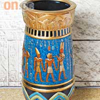 花瓶上繪畫咗古埃及神話中12位守護神，據說每一位神靈會守護住出生於不同月份嘅人。