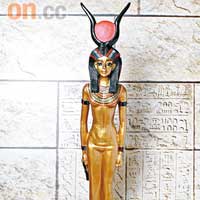 伊西斯是埃及諸神中最有江湖地位嘅女神，經常喺棺木兩邊以人形現身，伸開翅膀保護死者。