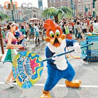 連環球影城吉祥物Woody Woodpecker也玩水戰，請問你濕了身怎弄乾？