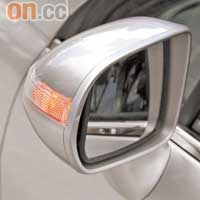 新增了側鏡指揮燈，行車切線更加安全。