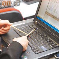 曉鋒需要通過手指夾及筷子，操控電腦鍵盤。