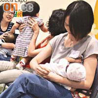 二十名母親集體以母乳餵哺嬰兒，望提高公眾對母乳餵哺的支持。（陸智豪攝）