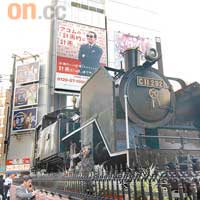 東京新橋站外，有個極似「999號」的蒸氣火車頭，Fans可順道看看。