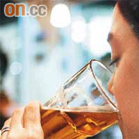 研究發現男性經常飲酒可增加患癌風險。