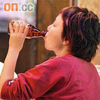 研究指，女性飲小量啤酒，對骨骼有好處。