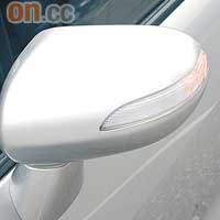 倒後鏡指揮燈成為標準設備，大大增加行車安全。
