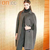 黑色Turtleneck　$1,190<BR>灰色Cape coat　$5,590<BR>黑色Pants　$2,590