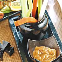 日式沙律 $25<BR>大廚Miyasako san最愛自己製醬料，這裏用上味道甚濃的自家製味噌，用蘿蔔、青瓜、西芹蘸來品嘗，食法像極法式前菜。
