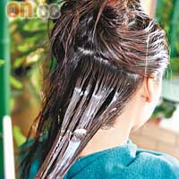 先在頭髮中段塗上修護液，並以手指來回按摩，最後才塗在髮根，避免髮根沾上過量修護液。