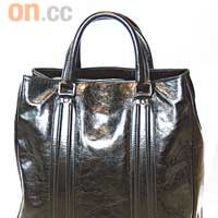 Prada黑色真皮手挽袋 $9,035（A）