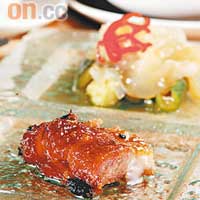 御前二小品<BR>大受歡迎的一哥叉燒及海蜇涼菜，食鮑魚前先來開開胃口。